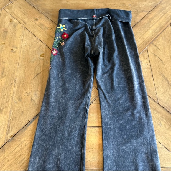 T Party Embroidered Fold Over Yoga Pants Acid Wash Womens Medium Boot Cut - Picture 8 of 10